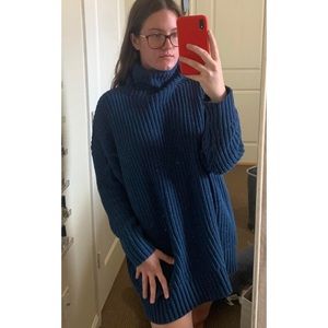 Oversized blue knitted turtleneck